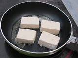 豆腐を焼いている写真