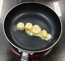 麩をフライパンで焼いている写真