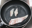 魚を焼いている写真