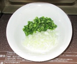 野菜をレンジ加熱している写真