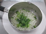 野菜を煮ている写真