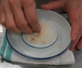 麩をすりおろしている写真
