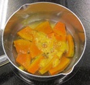 かぼちゃを鍋で炊いている写真