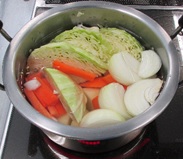 野菜を煮ている写真