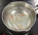 白身魚を煮ている写真