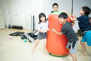 子供がトレーニングをしている