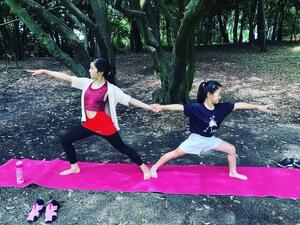 子供がヨガを行っている