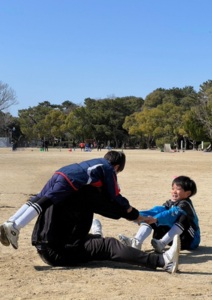 親子でストレッチを行っている