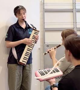 楽器を使ったロングブレスの訓練を行っている
