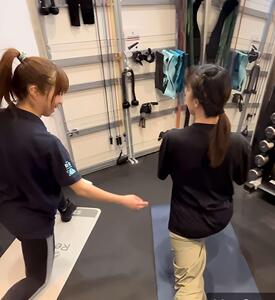 ヨガを行っている