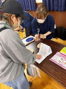 ブレストアウェアネス（乳房モデルの展示と個別説明）の様子