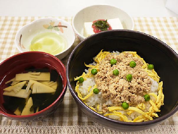 とりそぼろ丼（ご飯150g）の画像 