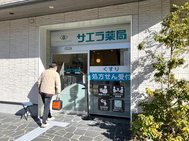 蓄電池を運んでいる写真