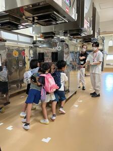 重たいコンテナを押しているところ