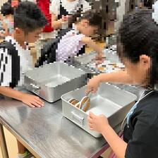 ハンバーグを配缶しているところ