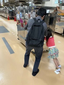 コンテナを動かしている写真