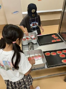 配缶の体験をしている写真