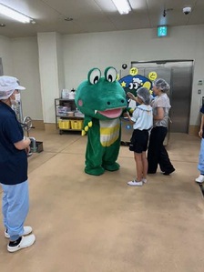 マチカネくんとふれあっている写真
