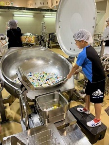釜の混ぜ体験をしている写真