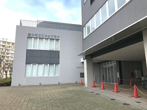豊中市児童相談所の外観（豊中市すこやかプラザ内）