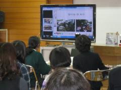 TV会議システムを使って、豊中市立上野小学校で交流相手の韓国の学校の教職員と研修会を実施