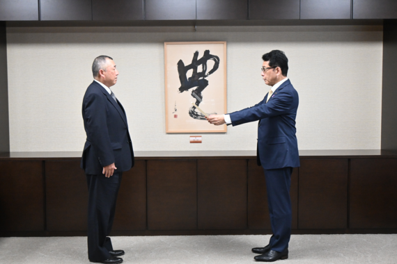 長内市長が一ツ橋様に感謝状を贈呈している