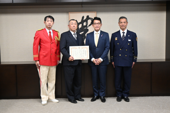 音楽隊副隊長、一ツ橋様、長内市長、小倉消防局の集合写真