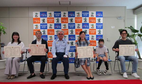 表彰状を持ち記念撮影したもの