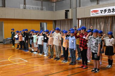 規律礼式訓練を行っている写真