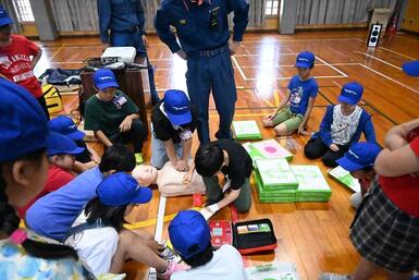 AED取扱い訓練をしている写真
