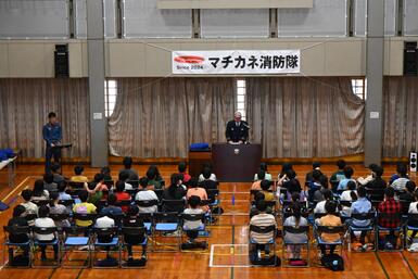 消防署長から激励の言葉を頂いている写真
