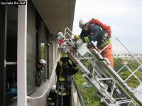 梯子車を使った救助訓練の写真