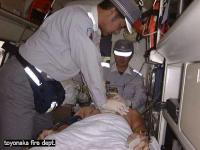 救急車内で処置をする救急隊の写真