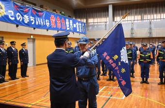 消防局長から隊長へ隊旗の授与