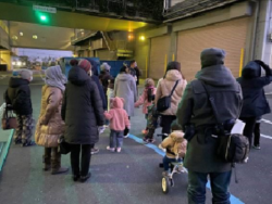 施設内の見学をしている様子