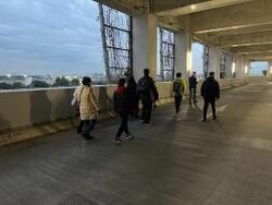 普段は車しか通れないランプウエイを歩いている様子