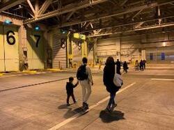 プラットホームを歩いている様子