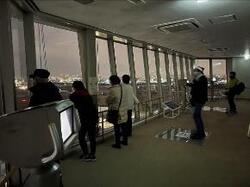 10階から夜景を見ている様子