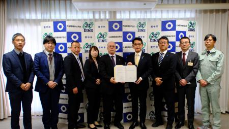 協定締結集合写真