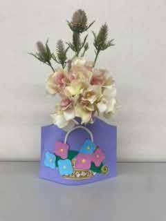 空き缶を使って花を生けよう
