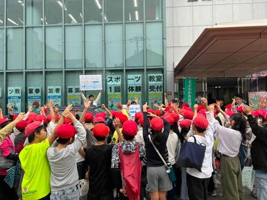 学校から来場した小学生