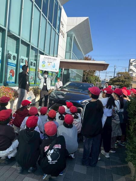 学校から来場した小学生