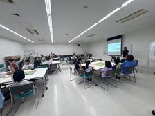 クイズで挙手する様子の写真