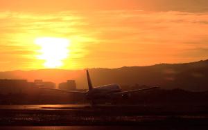 夕日と飛行機