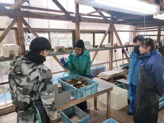 作業内容の説明を聞く様子