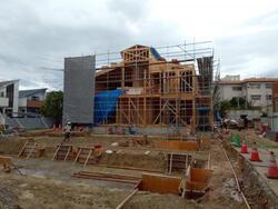 「基礎」とは、建築物と地盤の間の構造部分のことで、建築物に作用する荷重と外力を安全に地盤に伝える役割があります。