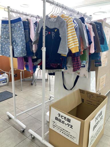 おさがり服と回収ボックス