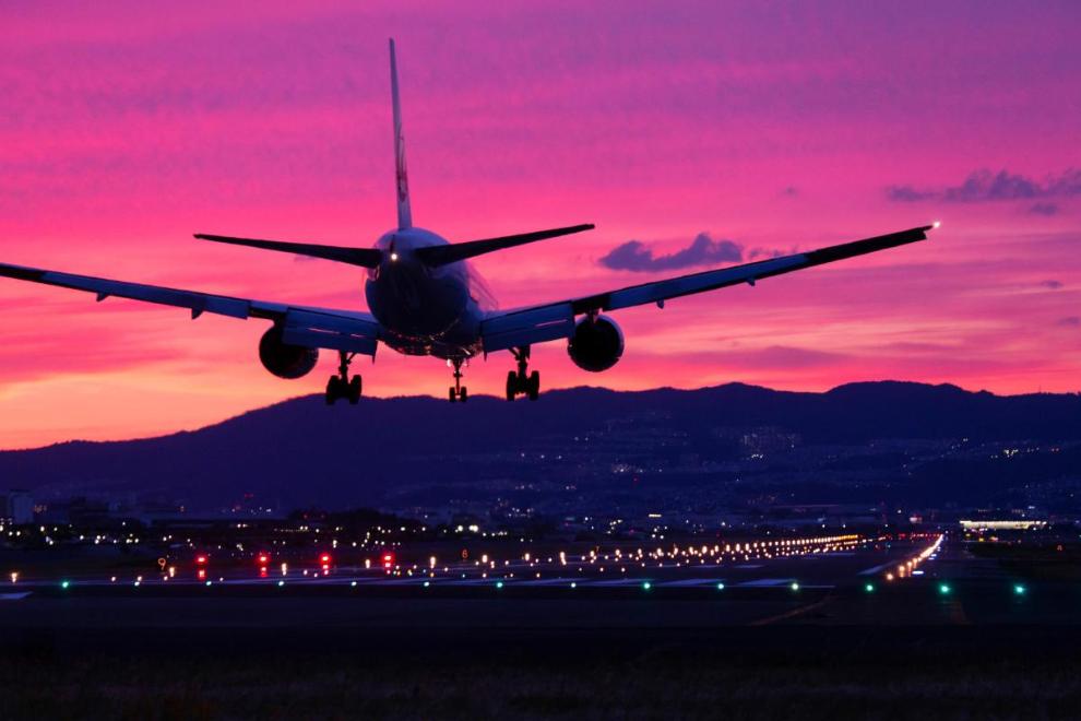 千里川土手を飛ぶ飛行機の画像