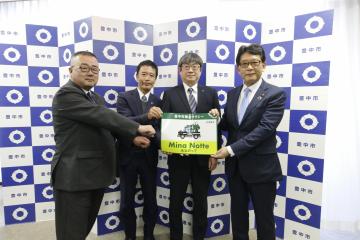 市長と阪急タクシー株式会社役員・社員の皆さんとの集合写真