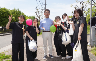 長内市長とステージ出演予定の高校生との写真